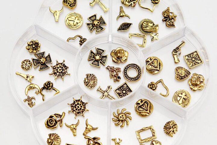 Charms uñas dorados vintage para arreglar manicuras comunes